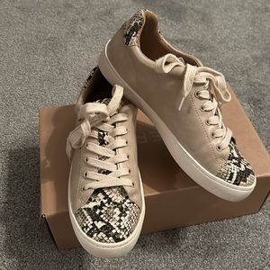 Like new great condition color Beige size 6